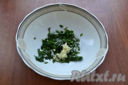 Зелень вымыть, мелко нарезать. 3-4 столовых ложки нарезанной зелени выложить в тарелку, добавить пропущенный через пресс чеснок, соль и растительное масло, хорошо перемешать.