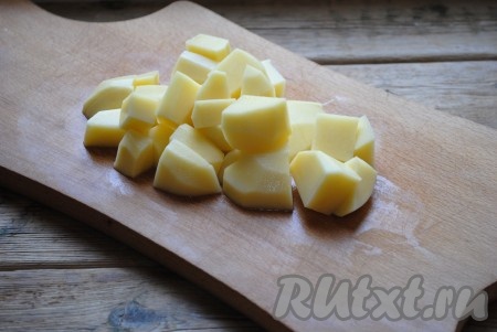 Картофель очистить, вымыть и нарезать крупными кубиками или брусочками. 
