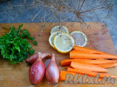 Очистите морковь, нарежьте на тонкие брусочки. Лук для бульона используйте с шелухой, предварительно промойте его под проточной водой.