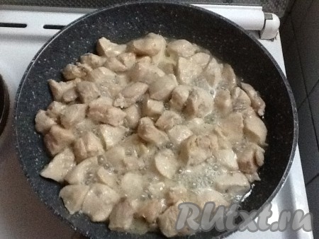 Куриную грудку нарезать на кусочки и выложить на разогретую сковороду с небольшим количеством подсолнечного масла. Обжарить, помешивая, в течение нескольких минут.