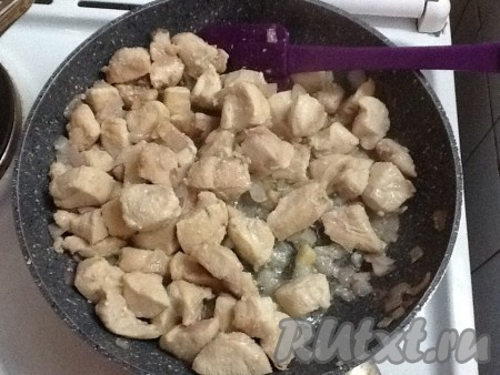 Нарезать лук и добавить его на сковороду к куриной грудке. Обжаривать на среднем огне, пока лук не станет прозрачным. Посолить и поперчить по вкусу.