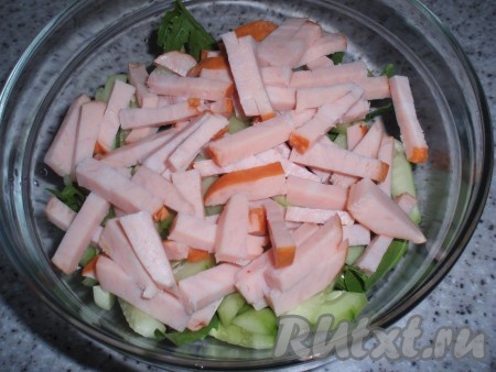 Ветчину нарезать соломкой, добавить в салат.
