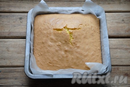 Поставить форму в разогретую духовку и выпекать бисквит "Маргарита" минут 30-40 при температуре 180 градусов (до красивого золотистого цвета). Время выпечки будет зависеть от Вашей духовки. 

