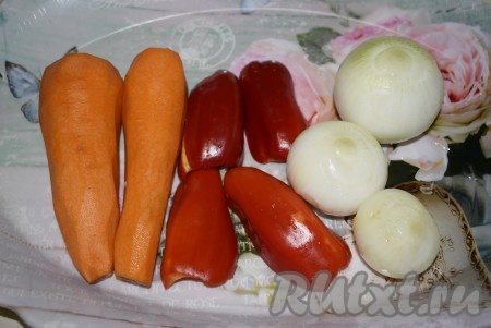 Морковку и лук очищаем, болгарский перец очищаем от семян.
