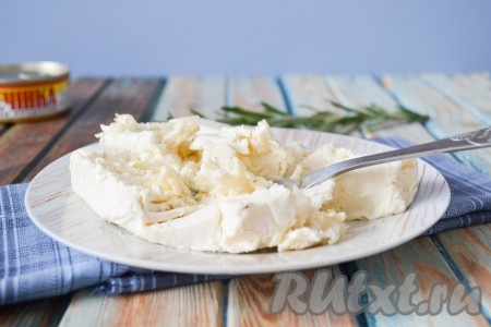 Размять вилкой плавленый сыр с чесноком в пюреобразную массу. 