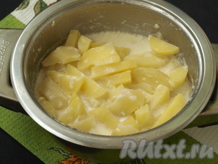 Тушить картошку в молоке 15-20 минут с момента закипания на небольшом огне (до мягкости).
