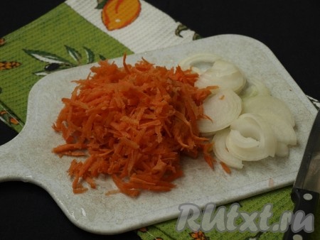 Полукольцами нарезать очищенный лук, очищенную морковь натереть на тёрке.
