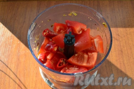 Болгарский перец очистить от семян. В чашу блендера выложить крупно нарезанные болгарский перец, помидоры и острый перец.
