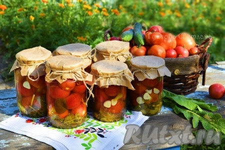 Маринованные помидоры получаются кисло-сладкими, резкими и вкусными, с насыщенным ароматом перца, чеснока и пряностей!
