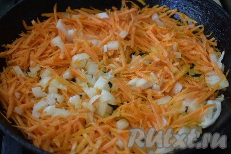 В сковороде разогреть растительное масло, выложить морковку и лук, обжарить овощи на слабом огне до готовности (в течение 5-7 минут), иногда помешивая.
