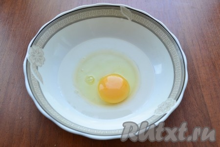 Приготовить тесто для клецок: в миску разбить яйцо, добавить соль и воду.
