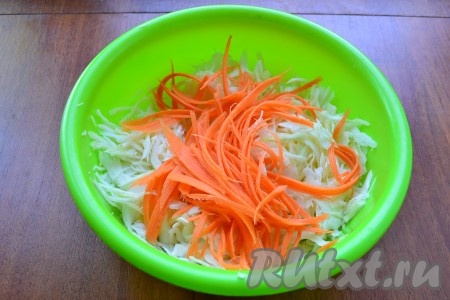 Капусту тонко нашинковать, добавить морковь, натертую на корейской терке.