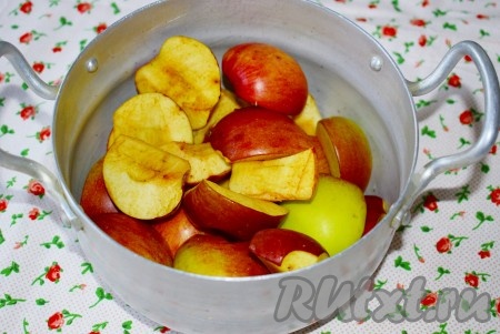 Моем фрукты. Нарезаем яблоки на полоски или кусочки, как Вам нравится.
