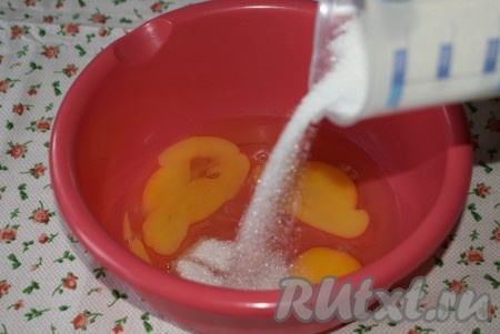 В миску вбиваем яйца, добавляем половину сахара и ставим миску на водяную баню.
