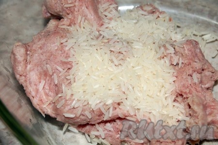 В мясной фарш добавить сырой рис, перемешать, посолить.
