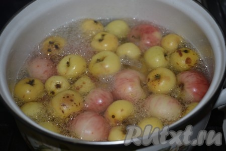 Подготовленные яблоки опускаем в кипящую воду и варим с момента закипания ровно 5 минут на слабом огне.
