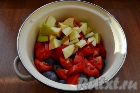 Добавить к сливам нарезанные помидоры и яблоки, предварительно очищенные от семян и нарезанные.
