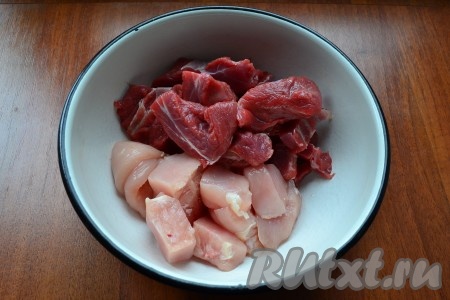 Куриное филе и говядина должны быть хорошо охлаждены, даже немного подморожены. Мясо нарезать кусочками.