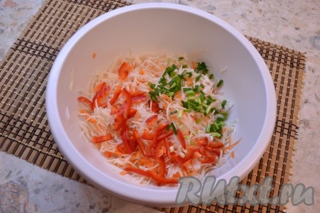В салат из капусты и моркови добавить измельченный зеленый лук и нарезанный тонкой соломкой болгарский перец.
