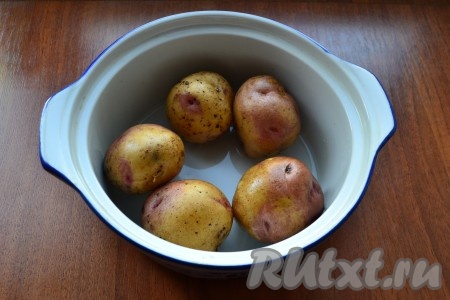 Каждую картофелину проколоть вилкой в нескольких местах и поместить в небольшую кастрюльку или миску, пригодную для СВЧ. Влить горячую воду.
