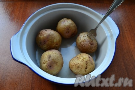 Через 10 минут картофель средней величины будет полностью готов! Готовая картошка будет легко прокалываться вилкой.
