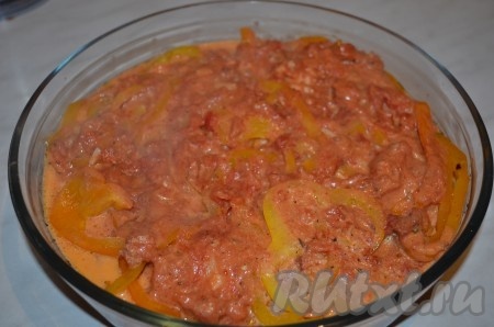 Заливаем куриное филе томатно-сливочным соусом, накрываем форму фольгой и запекаем в разогретой до 200 градусов духовке около 25-30 минут.