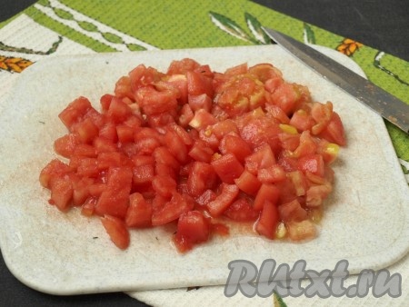 Очистить от шкурки помидоры и нарезать кубиками.