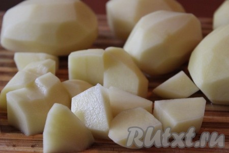 Клубни картофеля очистить, вымыть и нарезать крупными брусочками.
