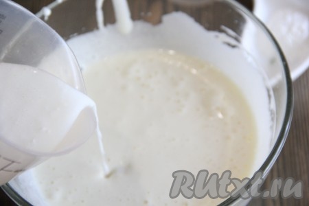 Яйца с сахаром взбить миксером до получения однородной массы. Затем влить в получившуюся массу кефир и ещё раз взбить тесто.

