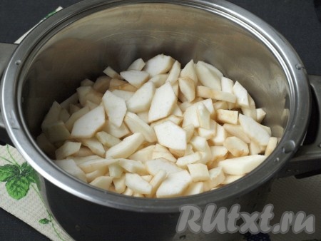 Нарезать яблоки маленькими ломтиками и поместить в кастрюлю, добавить воду. Кастрюлю накрыть крышкой и готовить яблоки на небольшом огне 20 минут (до мягкости).
