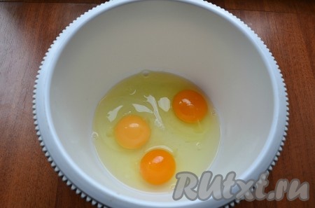 В глубокую миску разбить яйца, добавить щепотку соли.