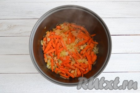 Включить мультиварку на функцию "Жарка" и влить растительное масло. Лук и морковь очистить. Лук нарезать мелкими кубиками, а морковь - соломкой. Всыпать морковку и лук в чашу мультиварки, обжарить до состояния мягкости (в течение 3-4 минут), иногда помешивая.