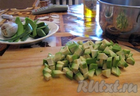 Авокадо очистить от кожуры, извлечь косточку и порезать мякоть кубиками.
