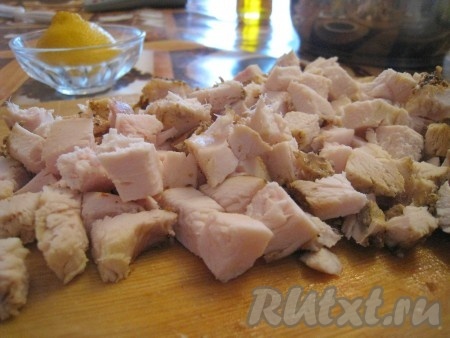 Куриное мясо тоже порезать кубиками или просто кусочками.