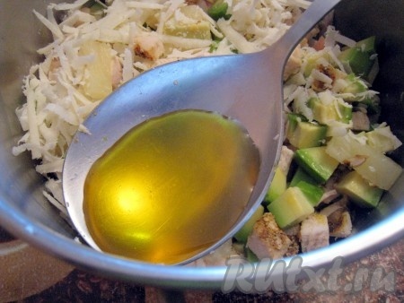 Заправить салат с авокадо и курицей полезным растительным маслом, я использовала масло зародышей пшеницы.