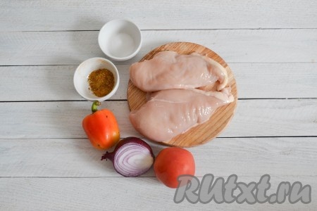 Подготовить необходимые ингредиенты для приготовления куриного филе, запеченного в рукаве в духовке.