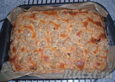 Печь пирог в заранее нагретой до 180 градусов духовке 45-50 минут (до румяной корочки).
