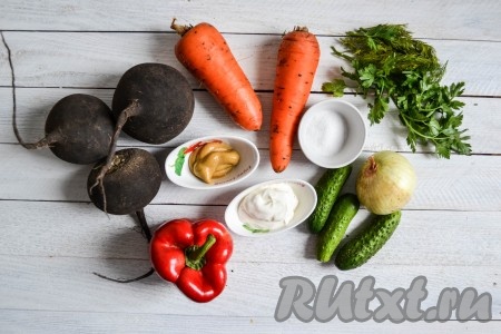 Подготовить необходимые ингредиенты для приготовления салата из черной редьки с морковью.