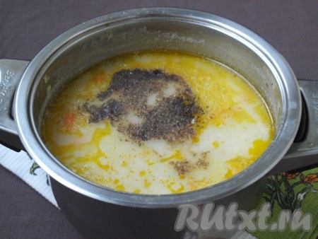 Также добавить в геркулесовый суп молотый перец и выдавить чеснок. Дать супу настояться под крышкой 10 минут.
