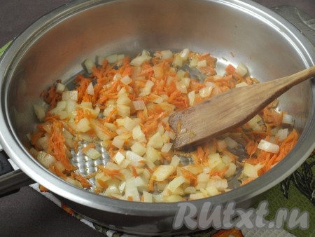 В сковороде разогреть подсолнечное масло, выложить лук с морковью и обжарить, помешивая, до прозрачности лука.
