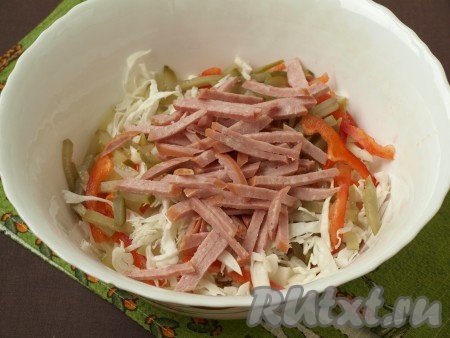 Нарезать соломкой колбасу и добавить в миску к овощам.
