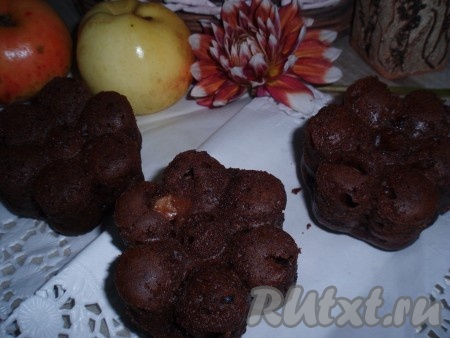 Нежные и ароматные шоколадные кексы с черносливом и яблоками остывшими подать к столу.
