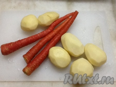 Картофель и морковь для гарнира очистить, нарезать и уложить на противень, полив немного водой.