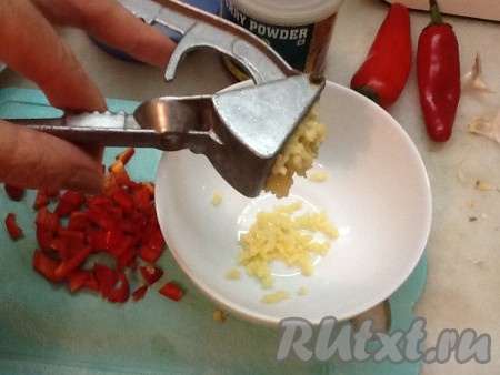 Для приготовления маринада нарезать перчик чили, добавить чеснок, пропущенный через пресс, посолить, добавить карри.