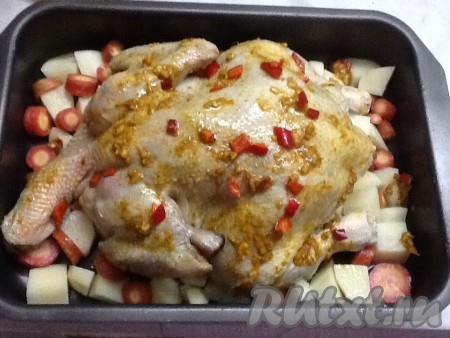 Достать курицу из холодильника и выложить поверх овощей. Включить духовку на 200 градусов.
