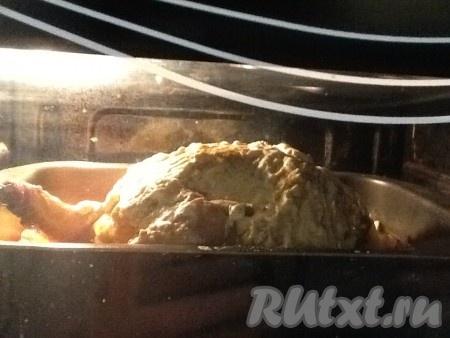 По истечении времени достать противень с курицей карри, снять фольгу и нанести на курочку слой сливок или сметаны. Поставить в духовку еще на 15 минут.