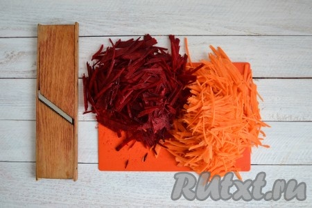 Специальной теркой натереть овощи на длинные и ровные полоски (можно использовать терку для корейской морковки).
