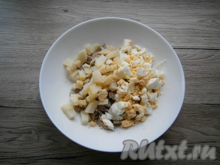 Яйцо, лук и вареную картошку очистить. К говядине добавить картофель, нарезанный кубиками, и рубленное вареное яйцо.
