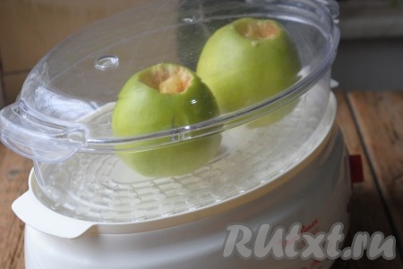 В чашу пароварки выложить яблоки (чашу ничем смазывать не надо), закрыть крышкой и готовить 10-15 минут. 
