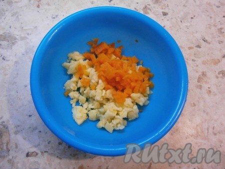 Вареные картофель и морковь очистить. Картошку и морковь, нарезав небольшими кубиками, соединить в одной тарелке.